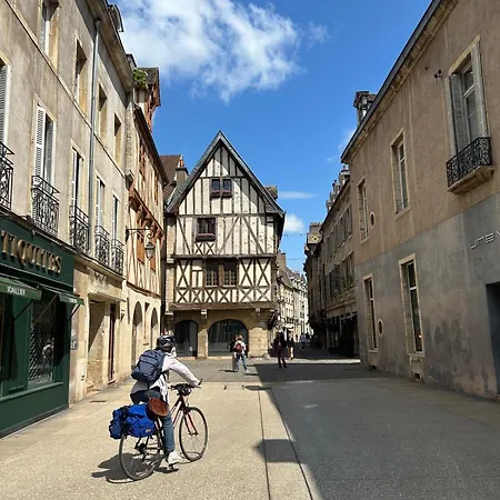 Linda - Historic Center *